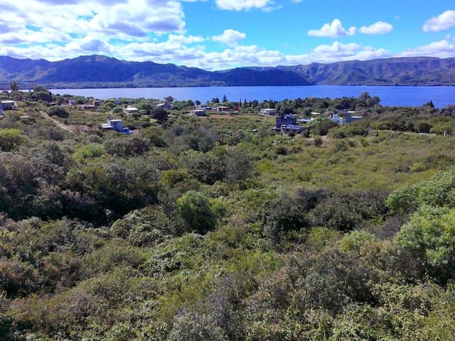 Lote de 1.750 m² con vista al lago San Roque en Villa Lago Azul