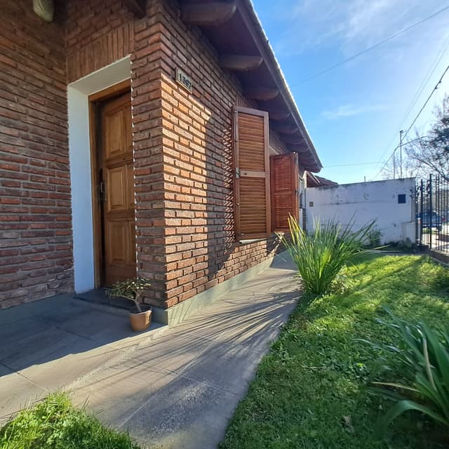 Casa 4 dormitorios con quincho y garage doble en Barrio San Martín, Bahía Blanca