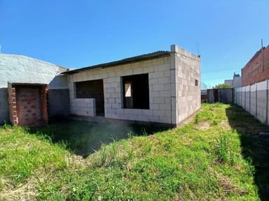 Lote en venta en Bahía Blanca, con construcción de casa de 1 dormitorio