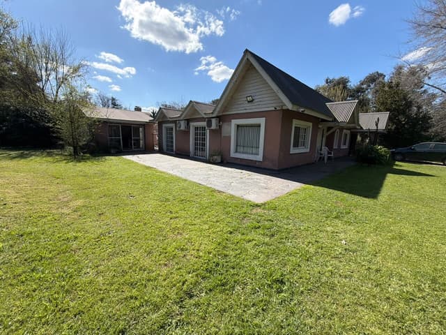 Casa en venta en barrio abierto sin expensas, en amplio lote